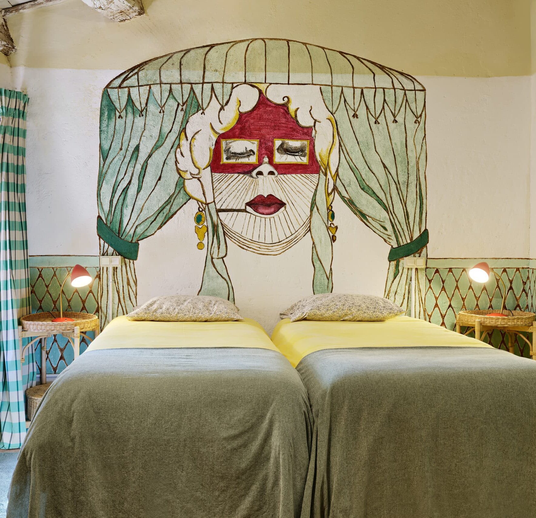 Kleurrijke kamer in vakantiehuis Mas Ferrer Petit
