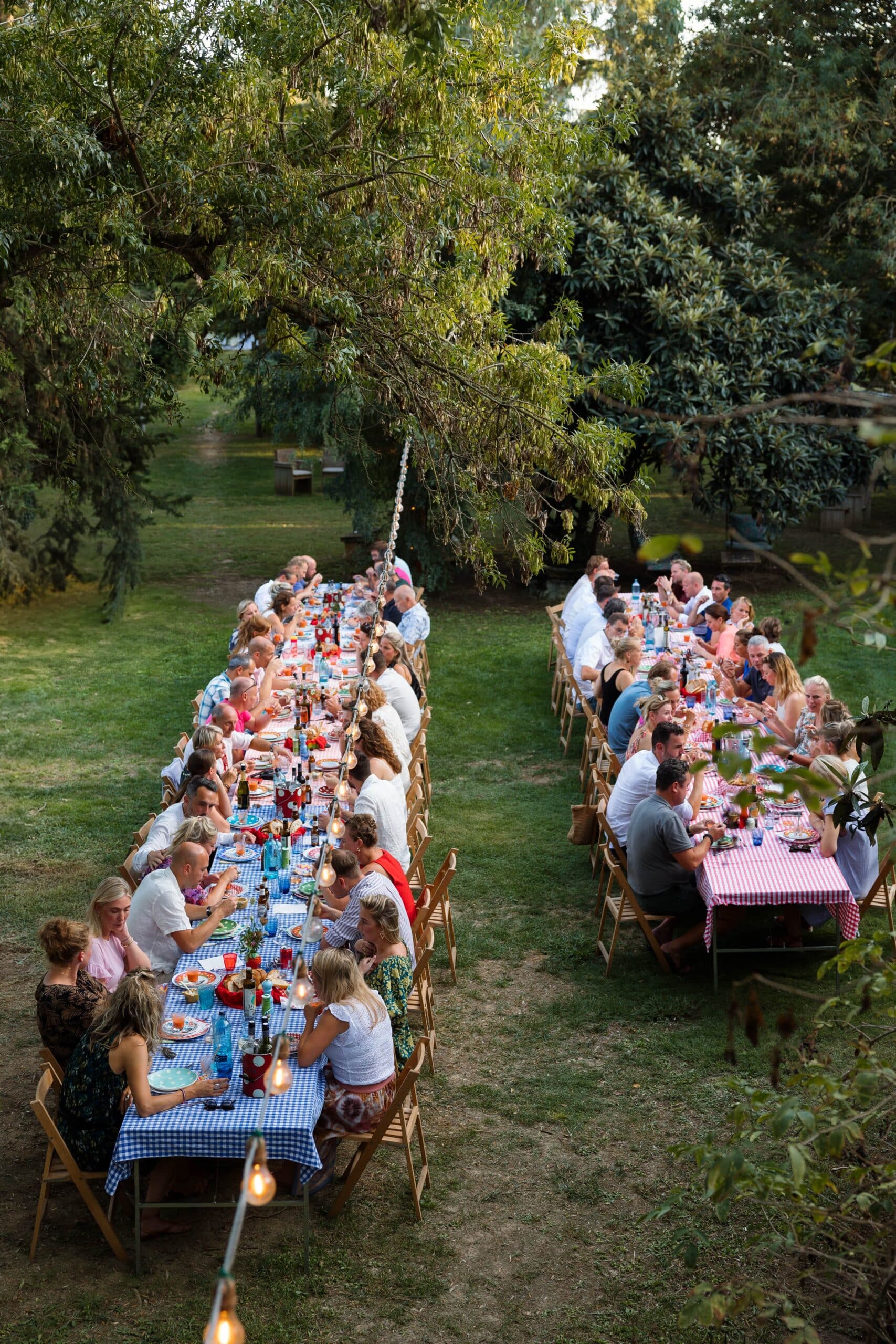 Gasten genieten van een gezamenlijk diner bij 123 Olé