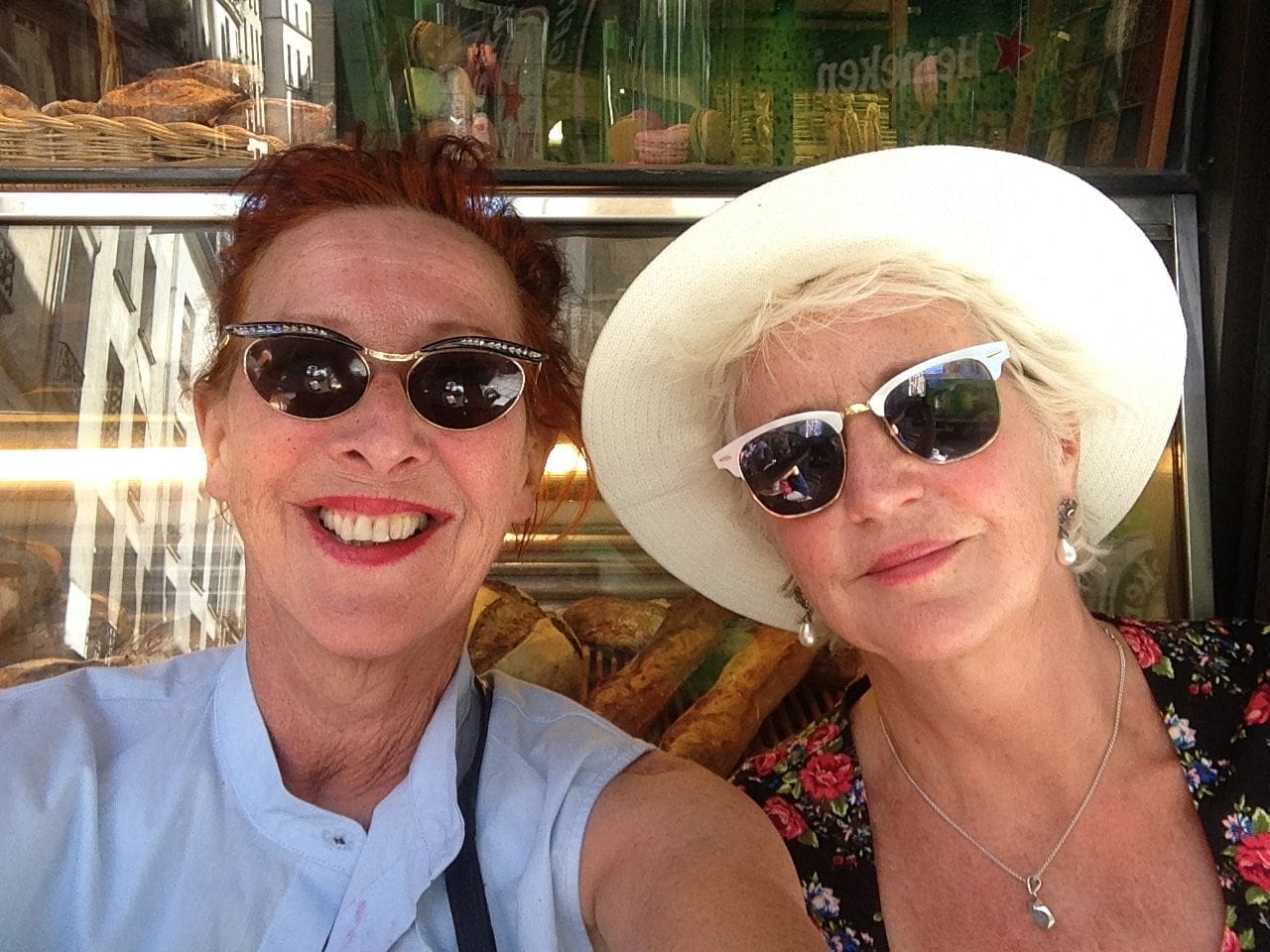 Loes Luca en Maria Goos workshop theater en schrijven in Bed & Breakfast Can Portell