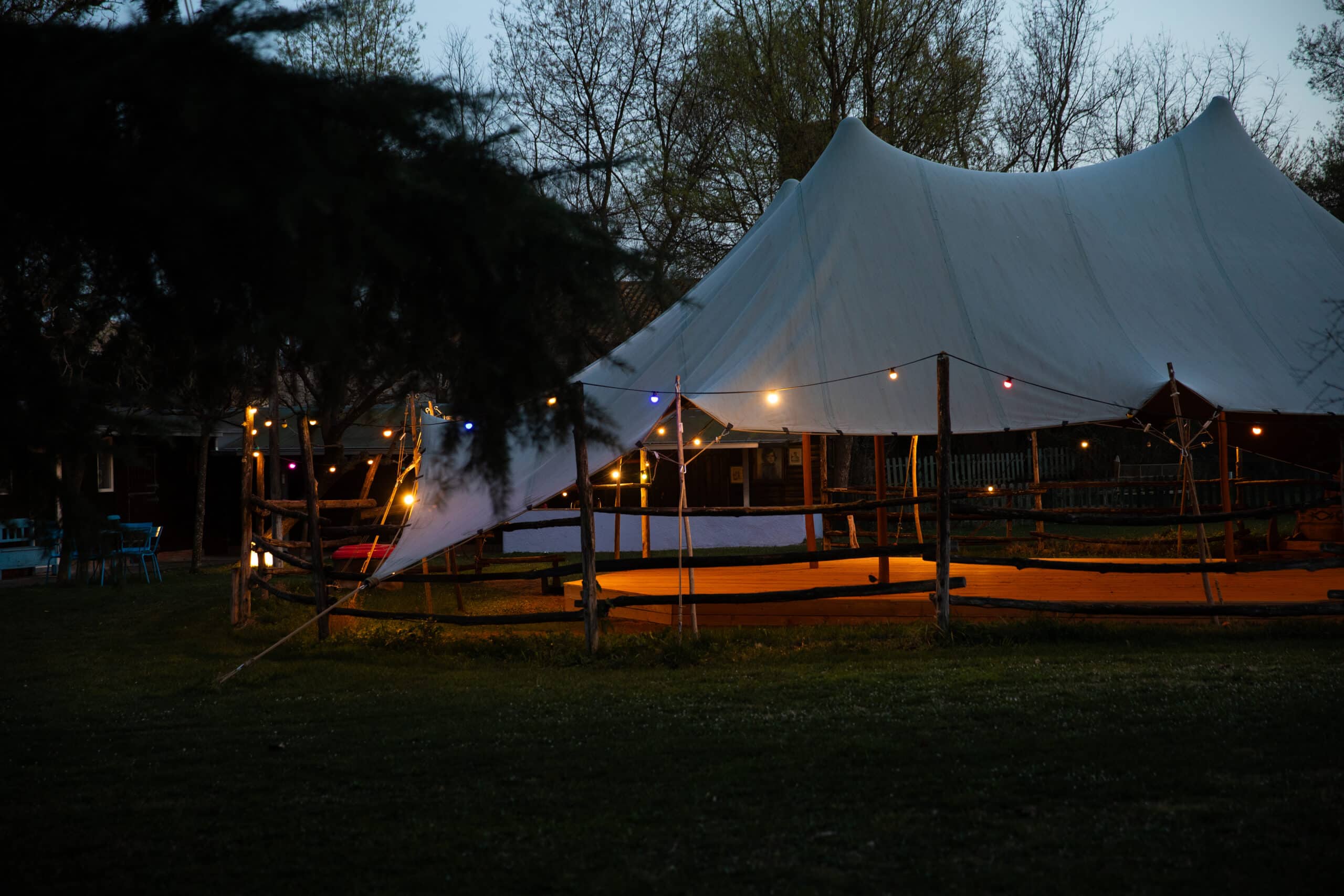 Yogaplatform in tuin Can Portell Spanje