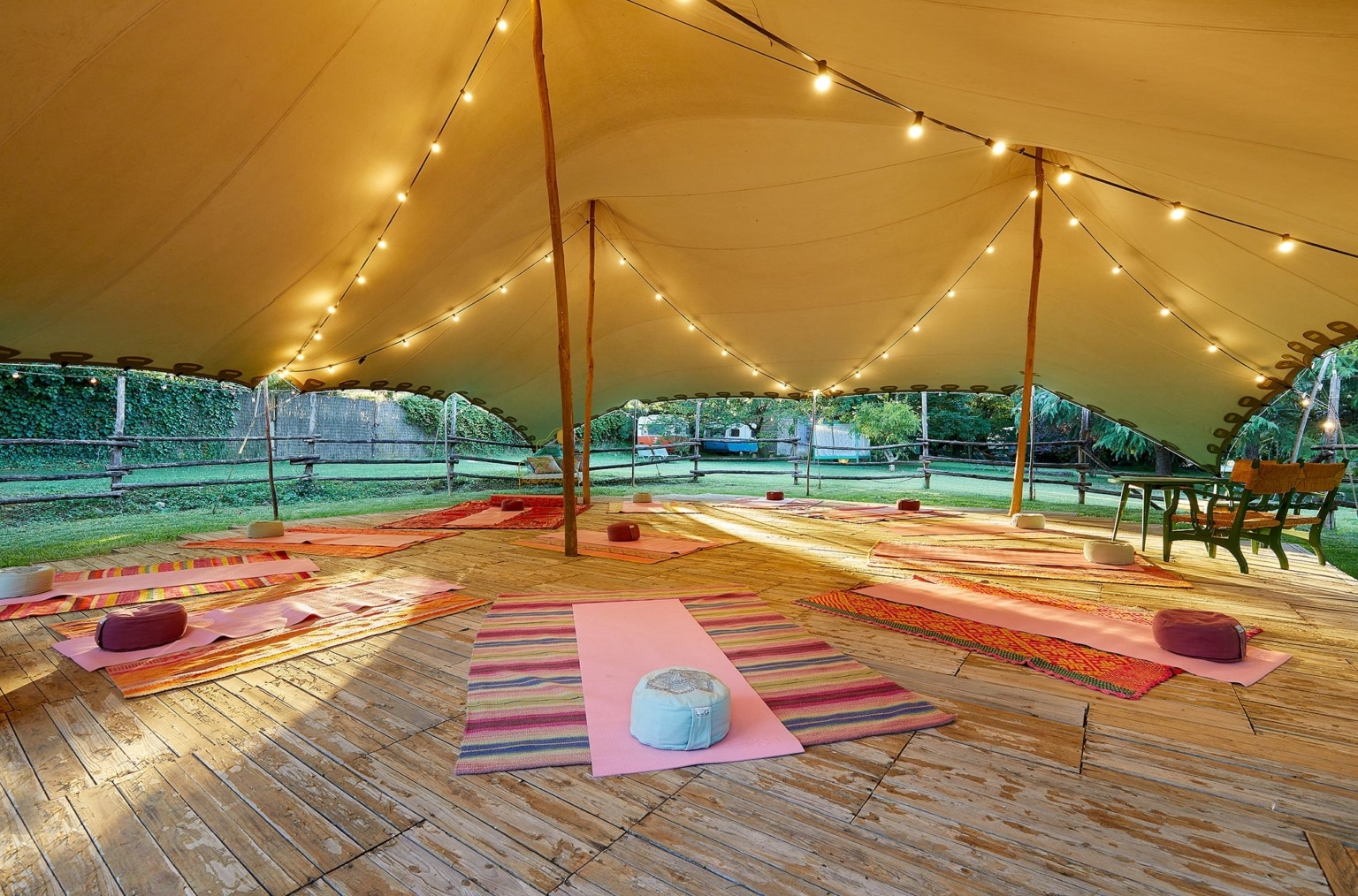 Yogaplatform in tuin Can Portell Spanje