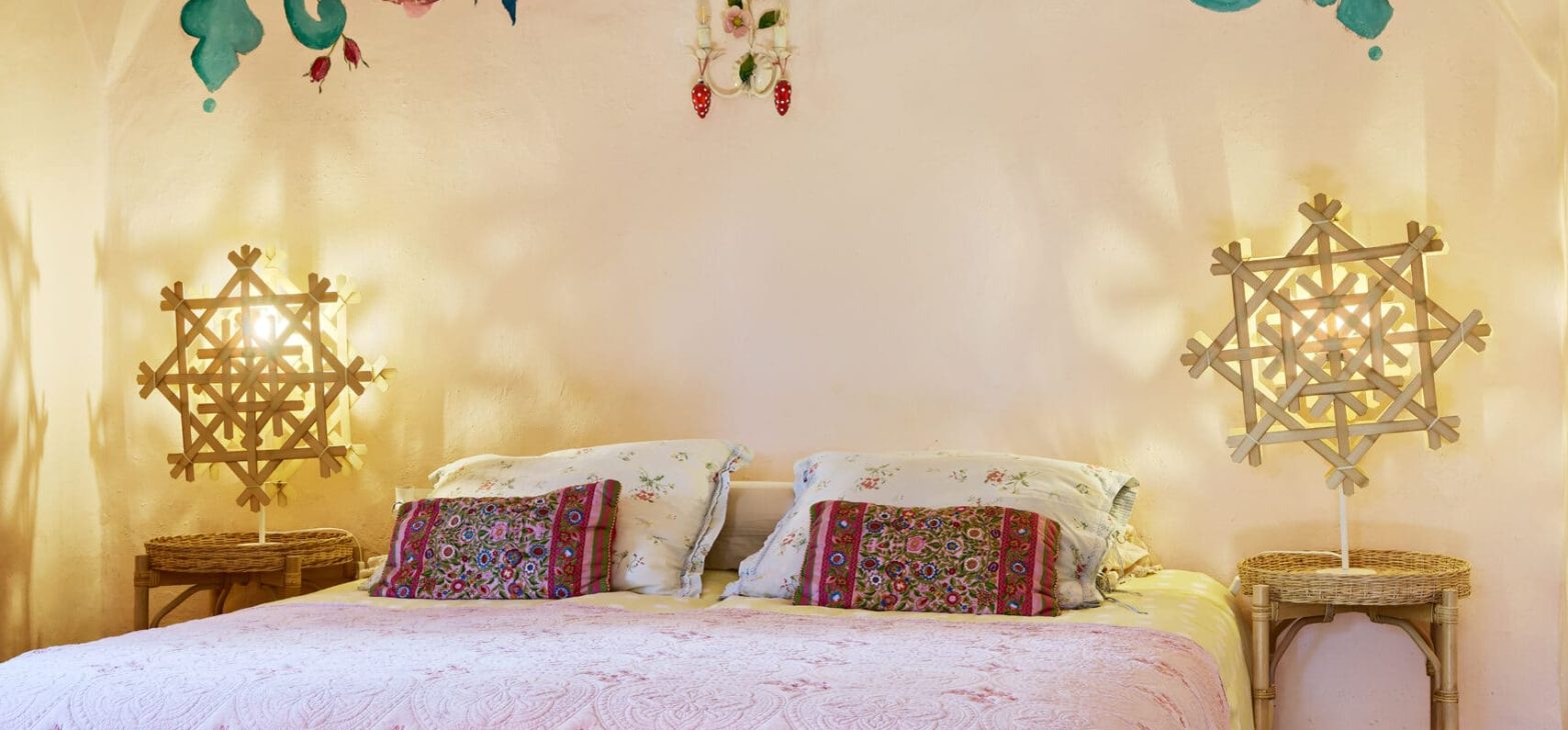 Tweepersoonskamer De Roze Doos met bloemenmuurschildering