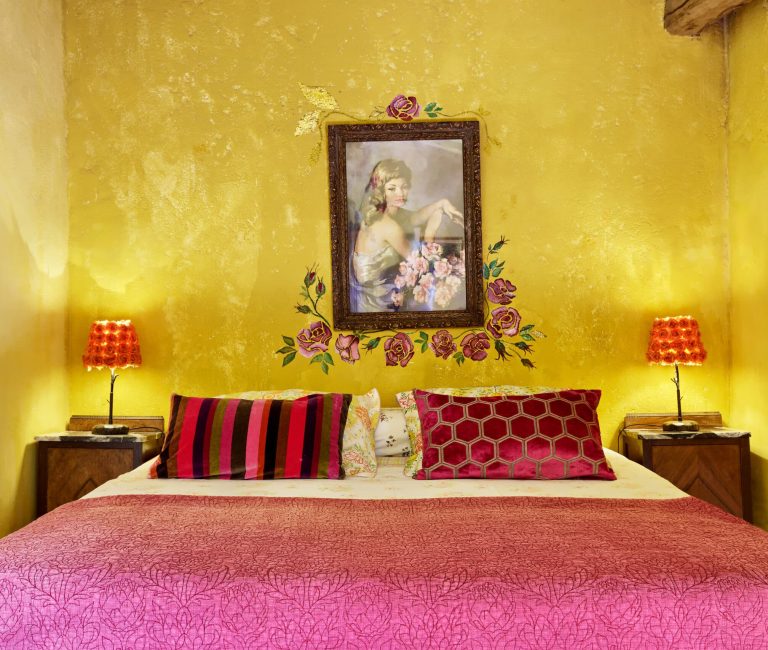 Kleurrijke kamer De Zigeunerin in B&B Can Portell bij Girona