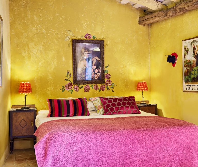 Kleurrijke kamer De Zigeunerin in B&B Can Portell bij Girona