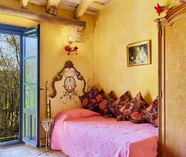 Kleurrijke kamer De Zigeunerin in B&B Can Portell bij Girona