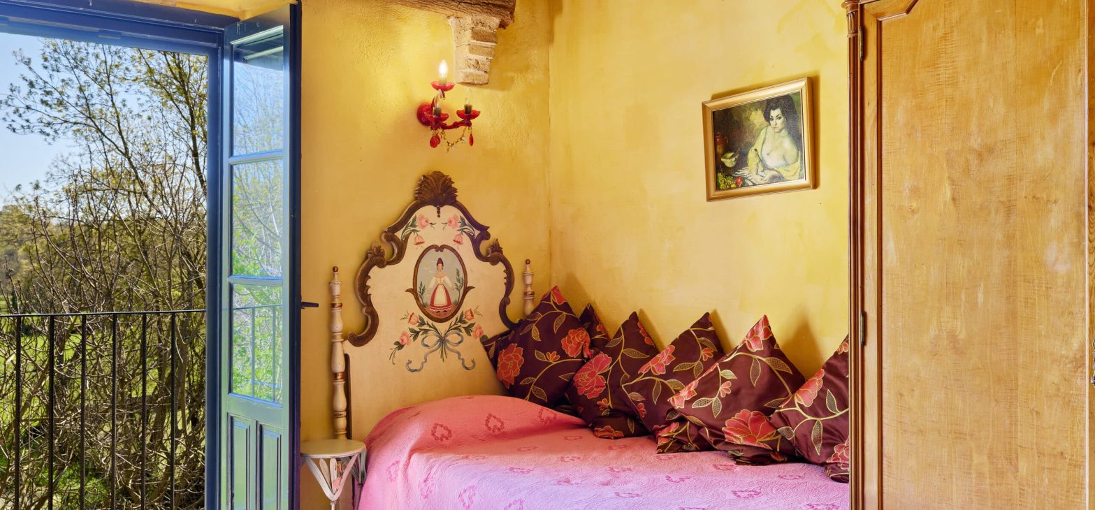 Kleurrijke kamer De Zigeunerin in B&B Can Portell bij Girona