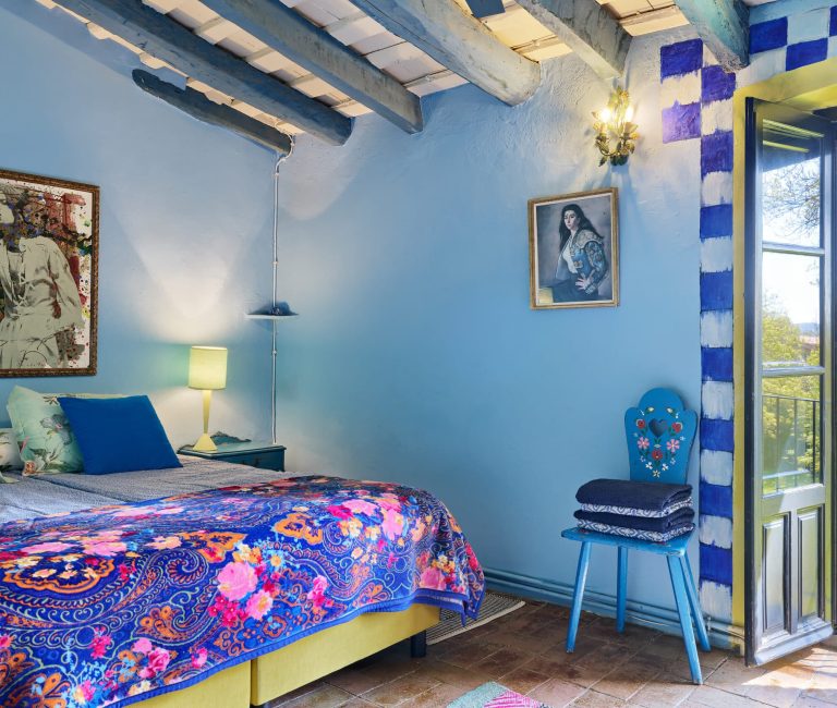 Kleurrijke tweepersoonskamer De Blauwe Spiegel in B&B Can Portell bij Girona