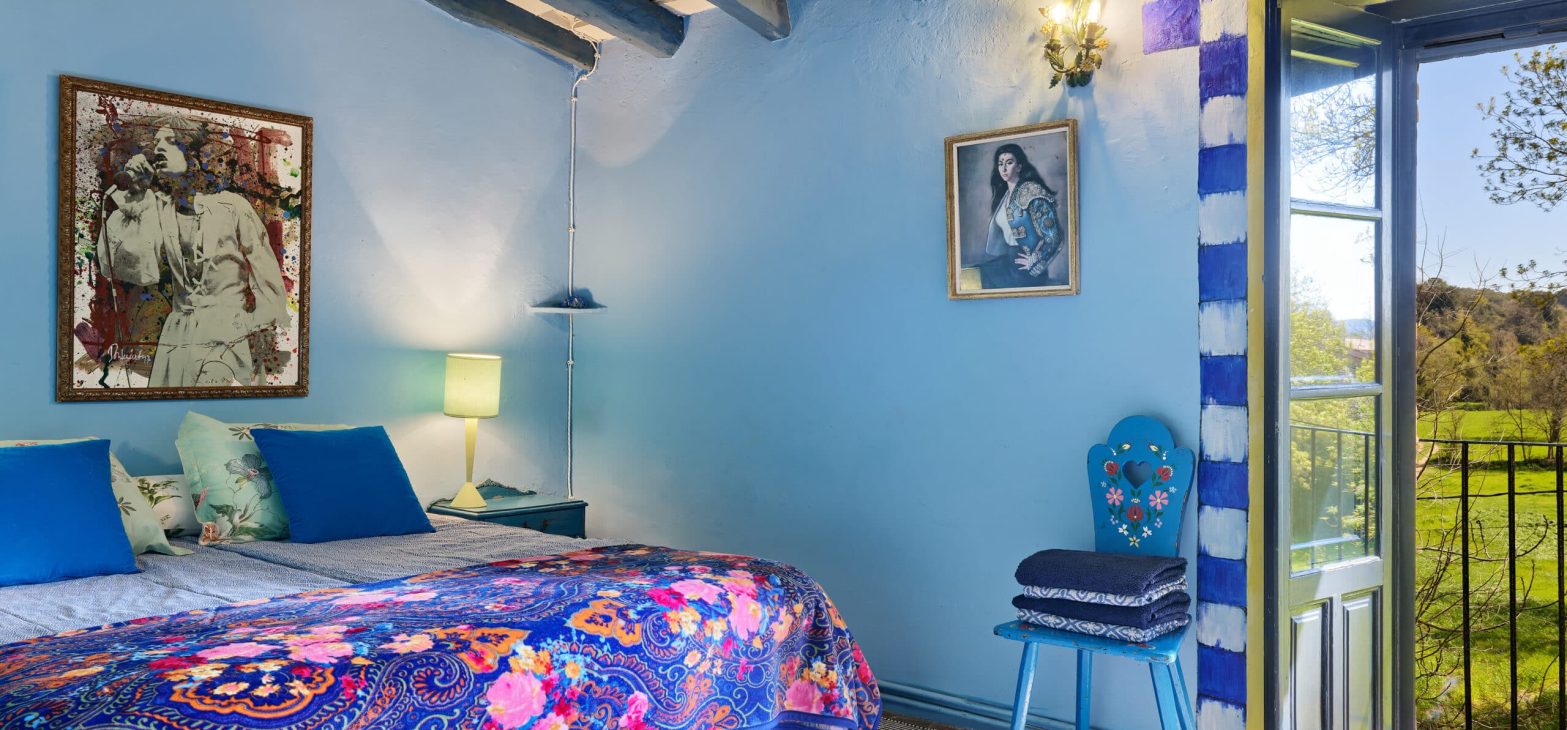 Kleurrijke tweepersoonskamer De Blauwe Spiegel in B&B Can Portell bij Girona