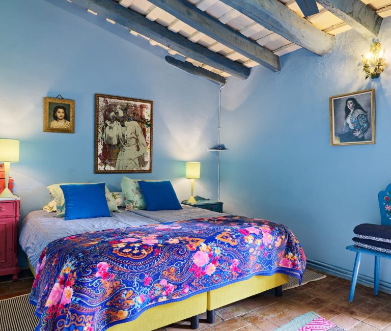 Kleurrijke tweepersoonskamer De Blauwe Spiegel in B&B Can Portell bij Girona