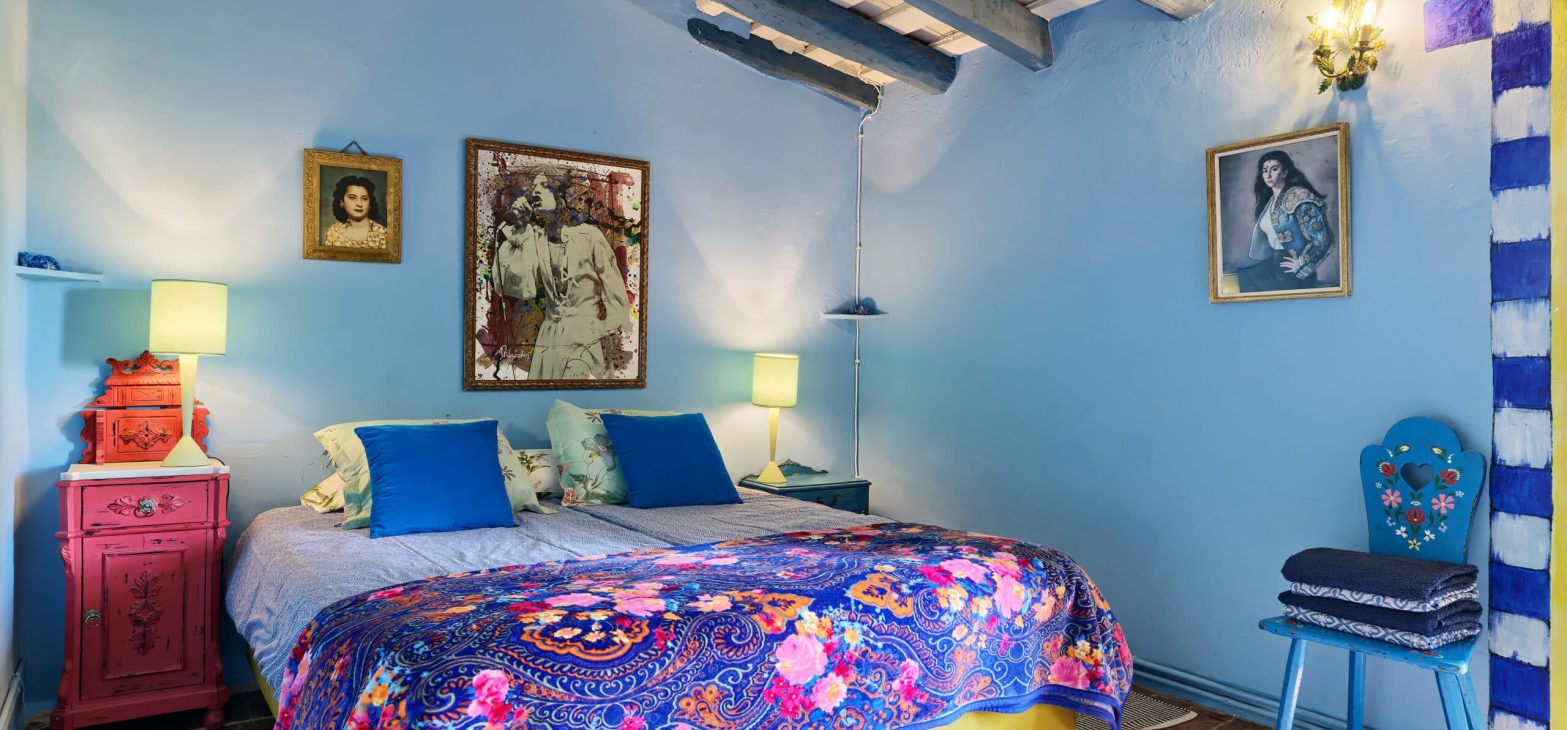 Kleurrijke tweepersoonskamer De Blauwe Spiegel in B&B Can Portell bij Girona