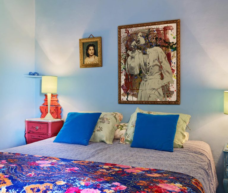 Kleurrijke tweepersoonskamer De Blauwe Spiegel in B&B Can Portell bij Girona