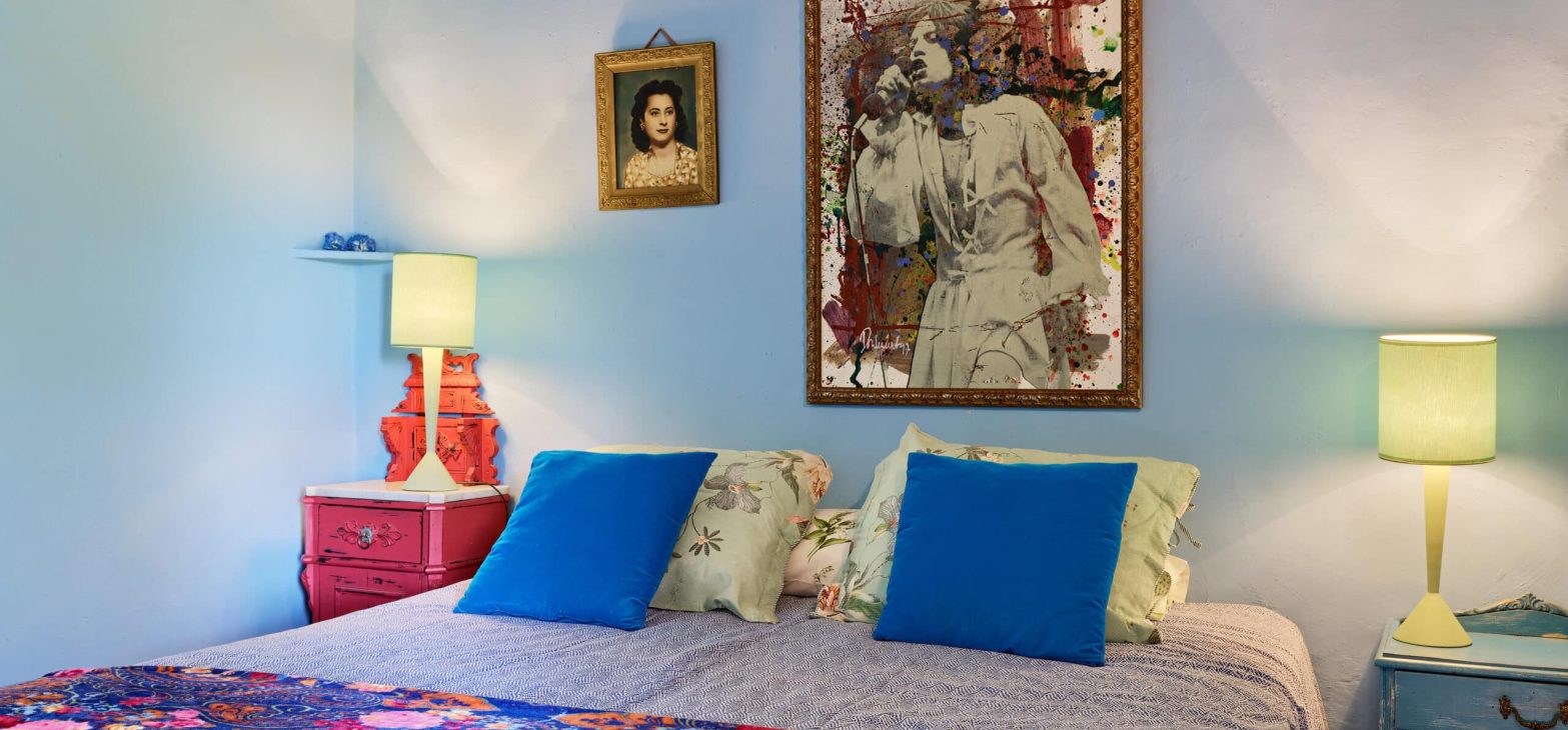 Kleurrijke tweepersoonskamer De Blauwe Spiegel in B&B Can Portell bij Girona