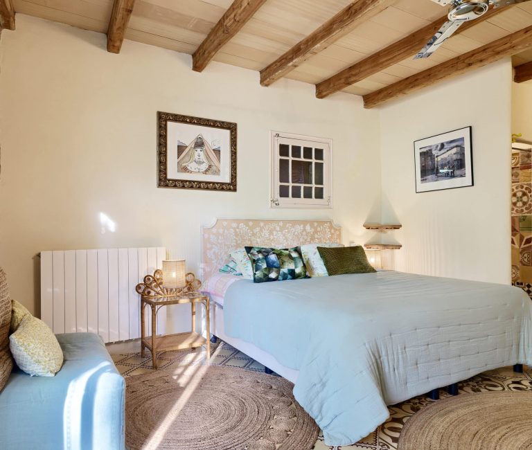 Sfeervolle kamer De Serre met authentieke mozaïekvloer in B&B Can Portell