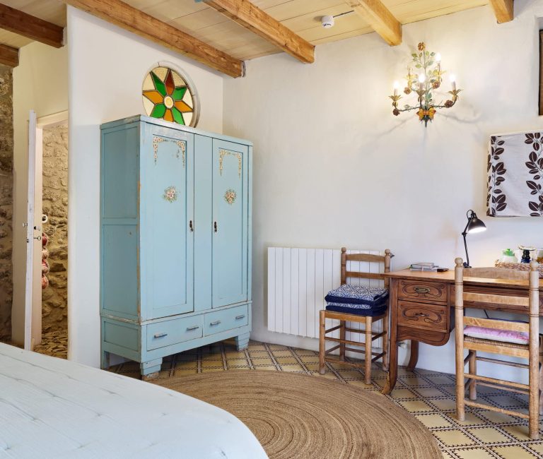 Sfeervolle kamer De Serre met authentieke mozaïekvloer in B&B Can Portell