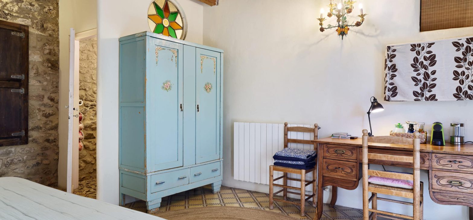 Sfeervolle kamer De Serre met authentieke mozaïekvloer in B&B Can Portell