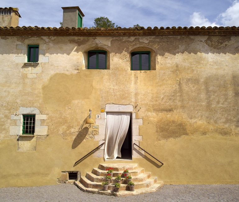 Statige Catalaanse masia Mas Ferrer in Spanje