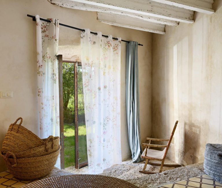 Serene tweepersoonskamer in Bed & Breakfast Girona