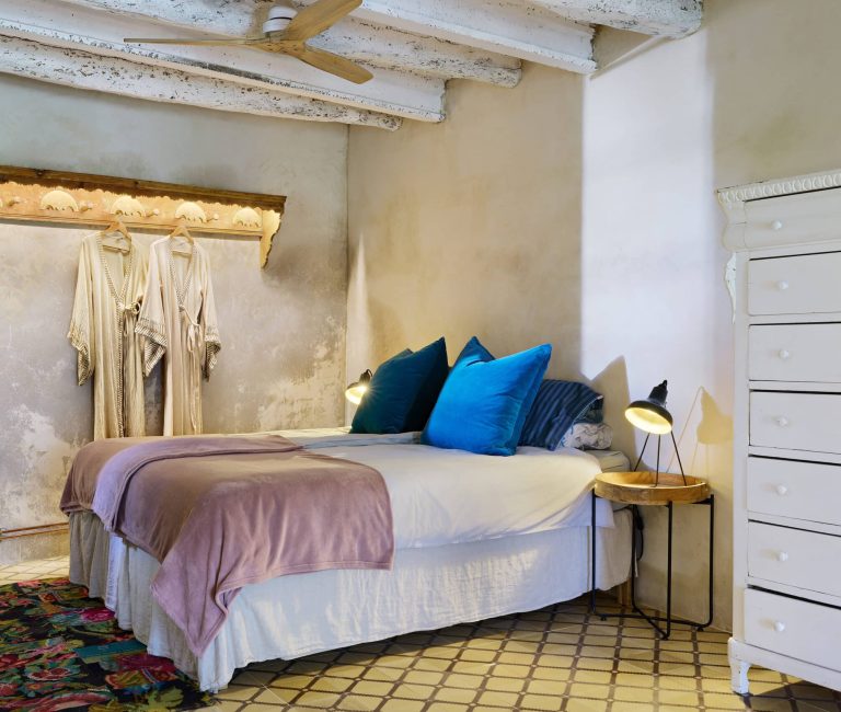 Serene tweepersoonskamer in Bed & Breakfast Girona