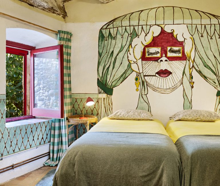 Kamer Irma Petit met beschilderingen in Mas Ferrer Petit in Spanje