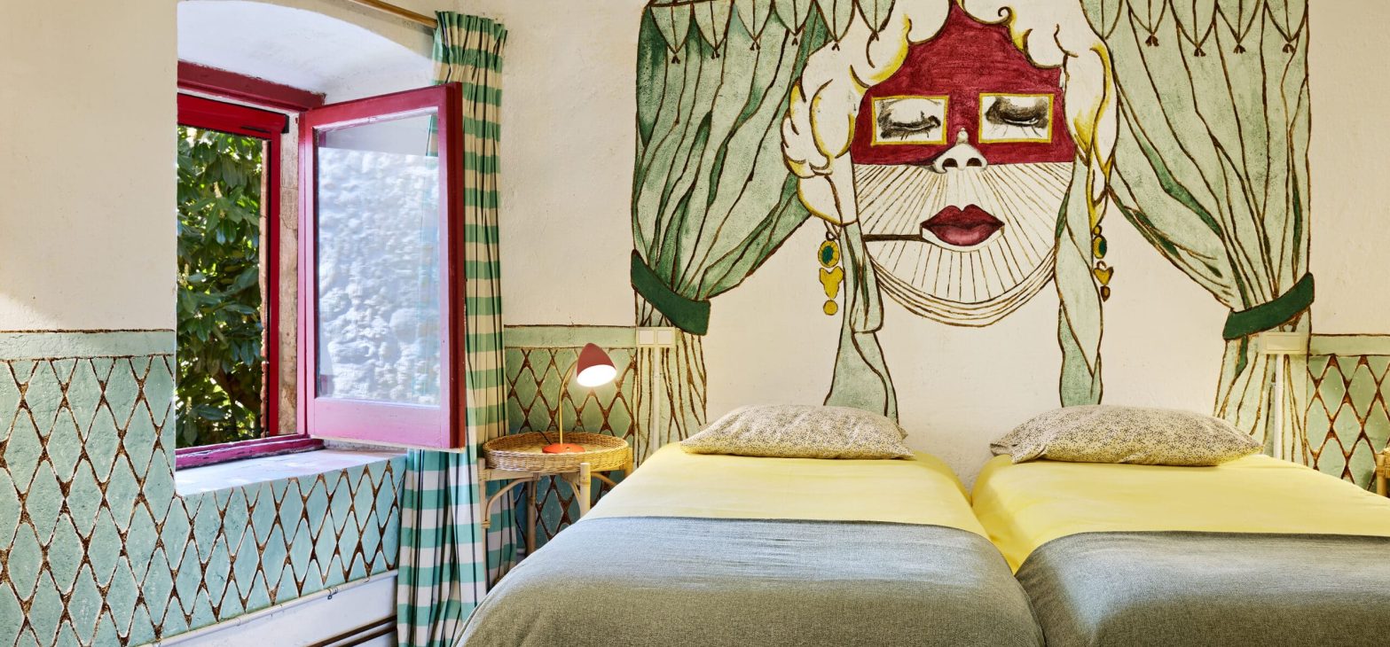 Kamer Irma Petit met beschilderingen in Mas Ferrer Petit in Spanje