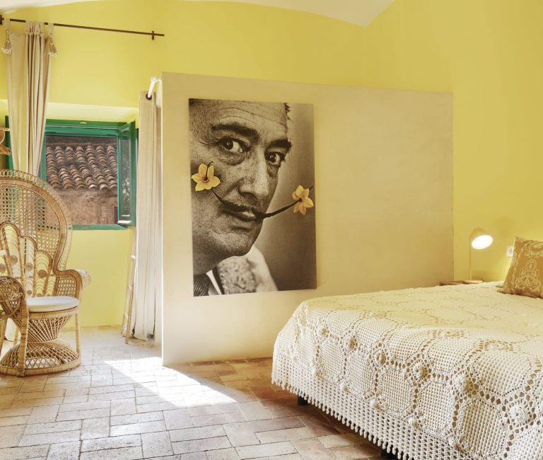 Botergele kamer Dalí in B&B Mas Ferrer in Spanje