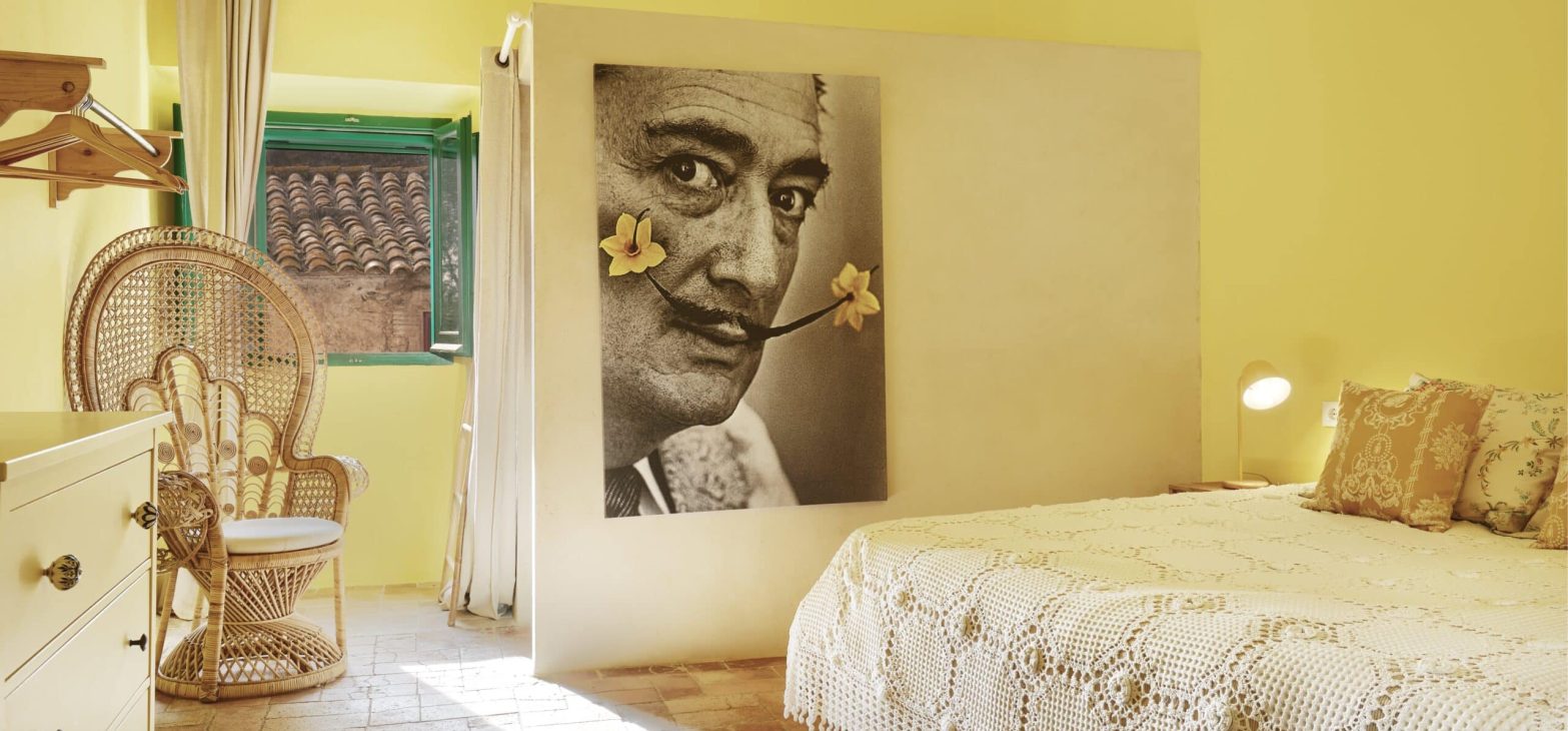 Botergele kamer Dalí in B&B Mas Ferrer in Spanje