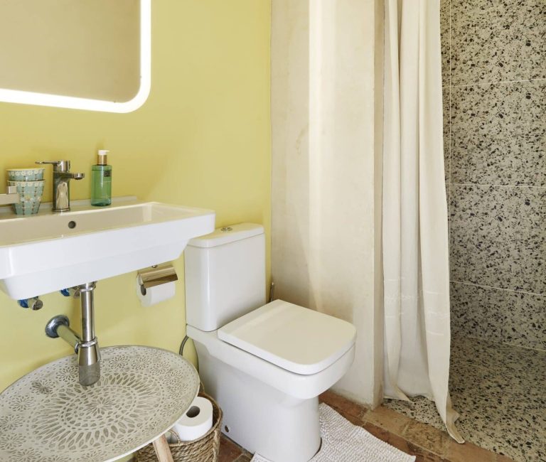 Privébadkamer van kamer Dalí in B&B Mas Ferrer in Spanje