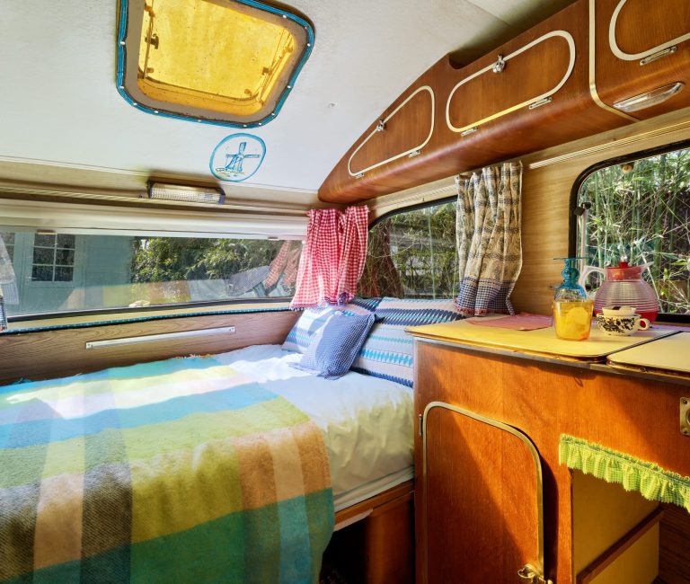 Vintage blauwe caravan van Blauwe Weide bij Can Portell in Spanje
