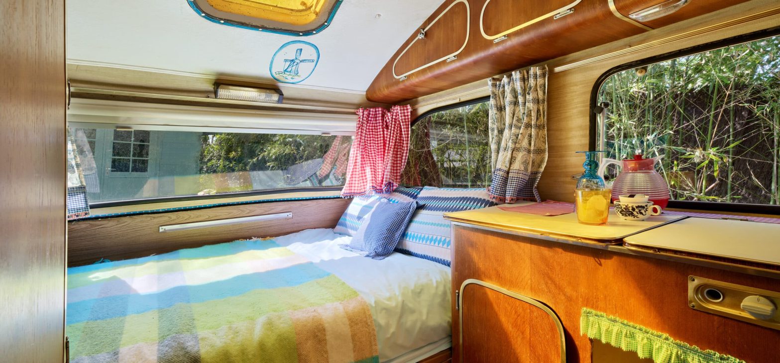 Vintage blauwe caravan van Blauwe Weide bij Can Portell in Spanje