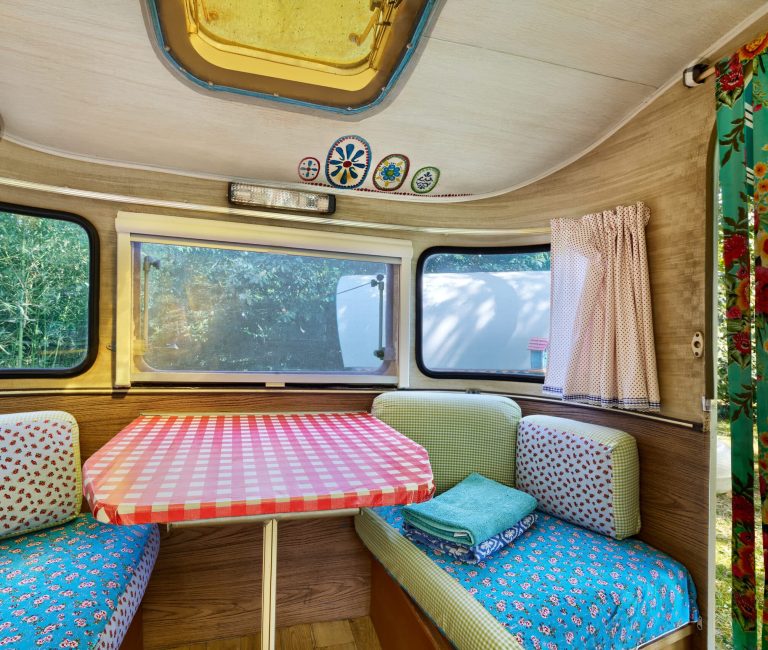 Vintage blauwe caravan van Blauwe Weide bij Can Portell in Spanje
