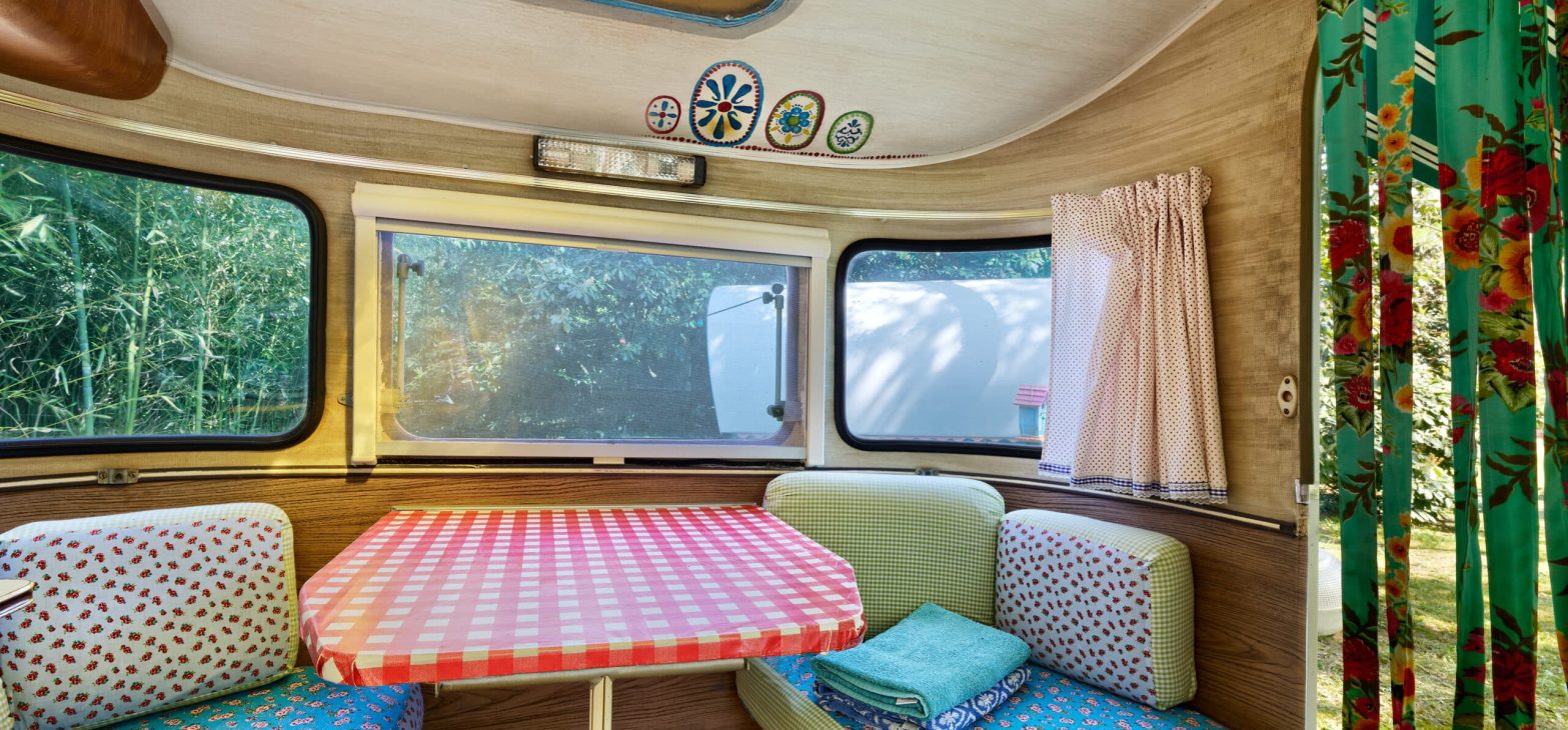Vintage blauwe caravan van Blauwe Weide bij Can Portell in Spanje