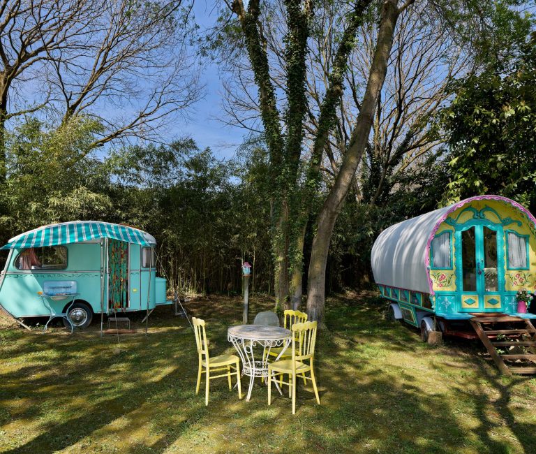 Blauwe Weide met gipsy bowtop wagen en caravan in de tuin van 123 Olé in Spanje