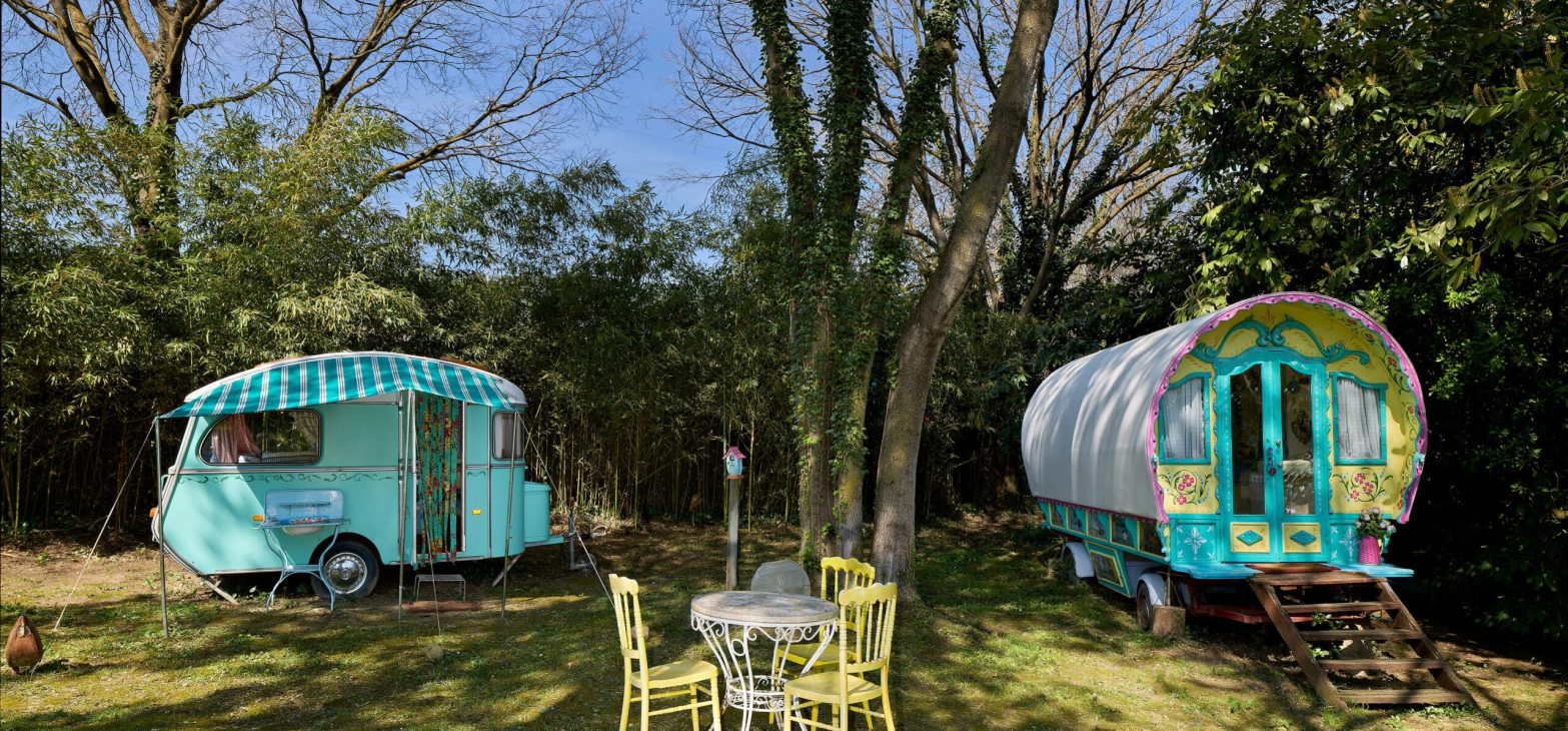 Blauwe Weide met gipsy bowtop wagen en caravan in de tuin van 123 Olé in Spanje