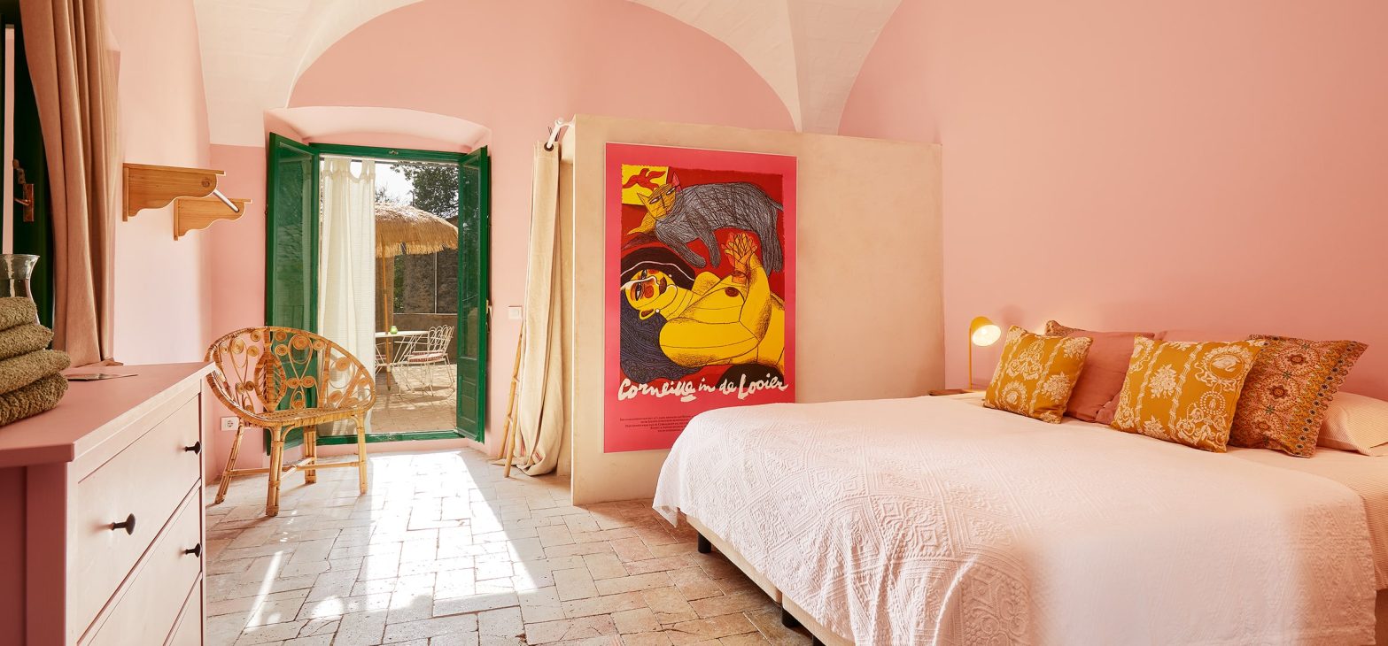 Poederroze kamer Corneille in Bed & Breakfast Mas Ferrer