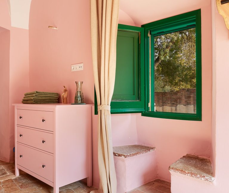 Poederroze interieur van kamer Corneille