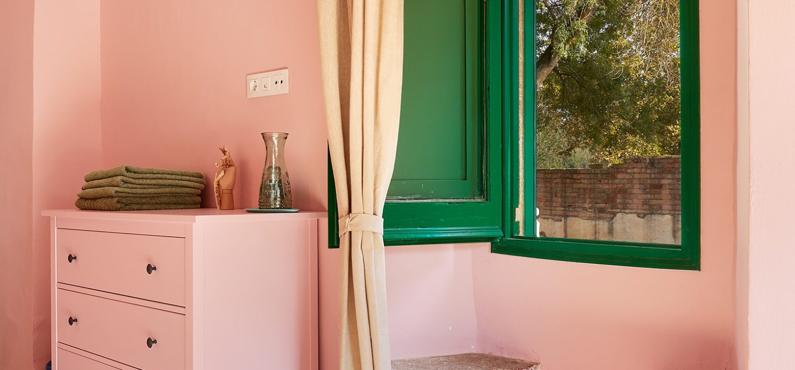 Poederroze interieur van kamer Corneille