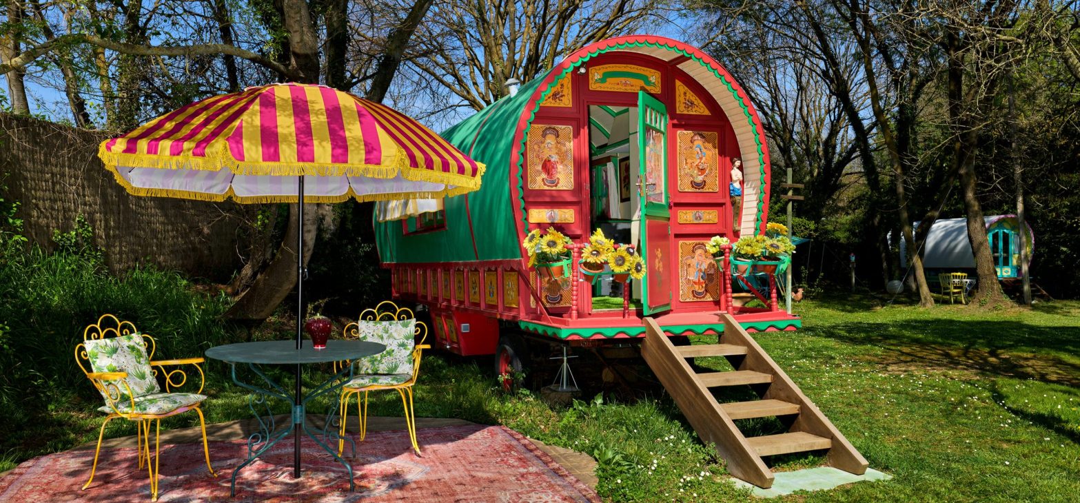 Buitenzitje bij bowtop wagen Appel in de tuin van 123 Olé