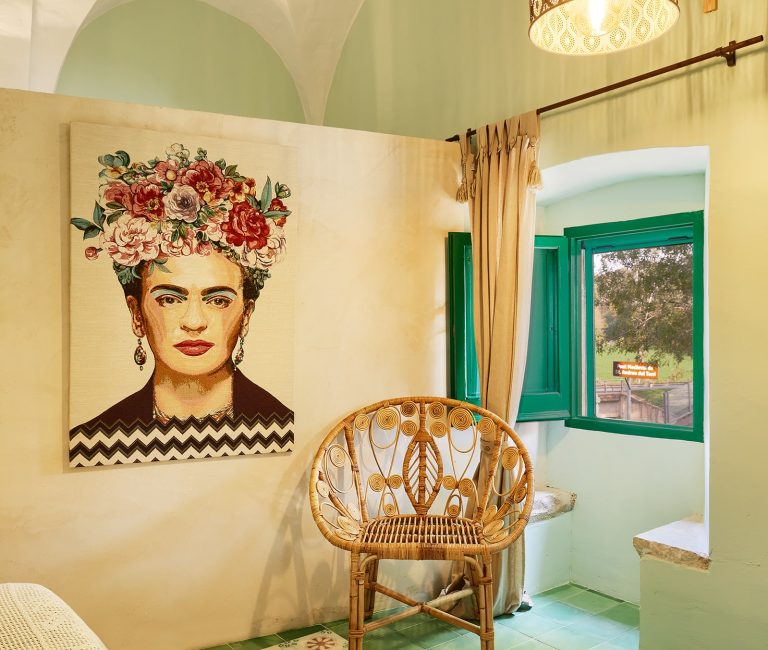Fauteuil in kamer Frida in B&B Mas Ferrer in Spanje