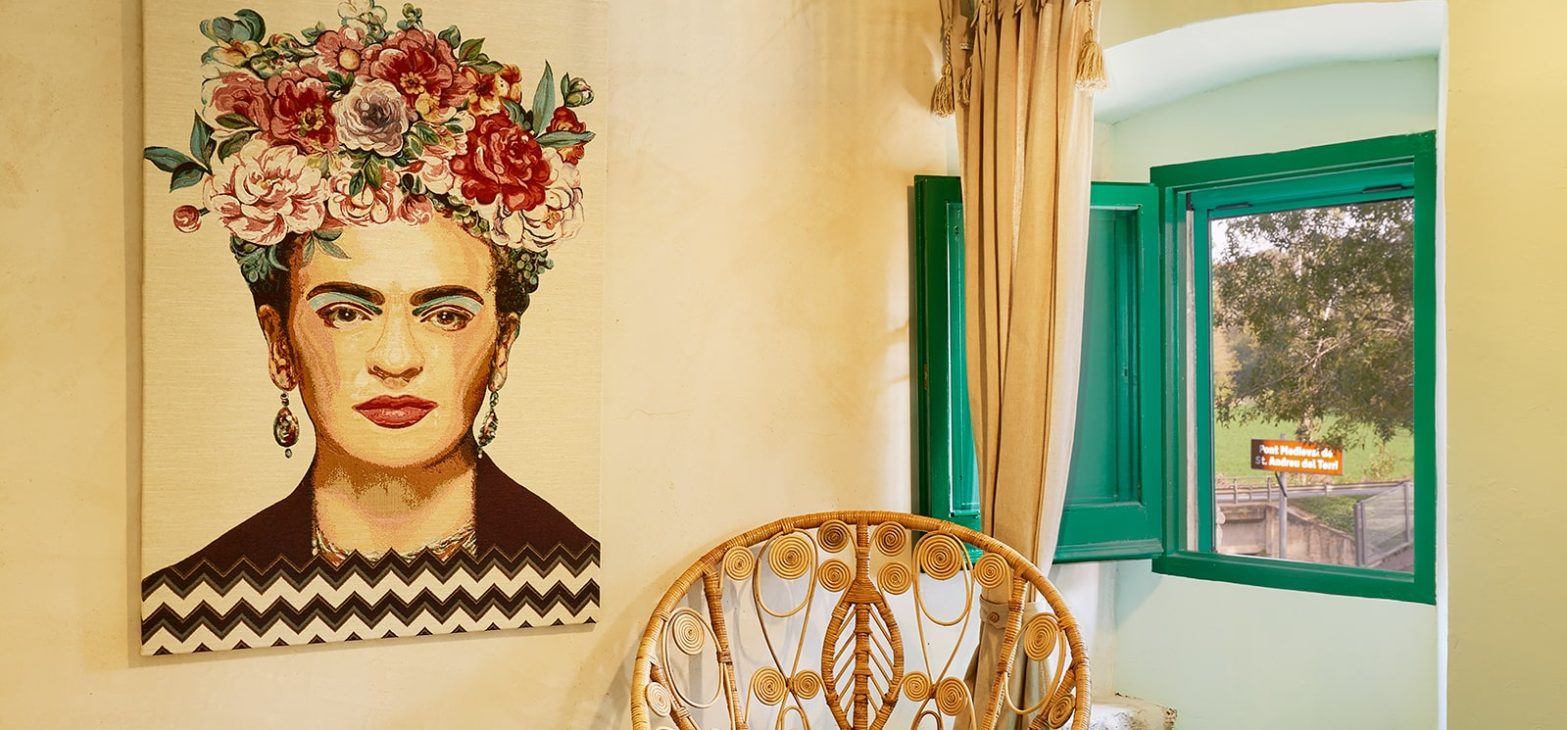 Fauteuil in kamer Frida in B&B Mas Ferrer in Spanje
