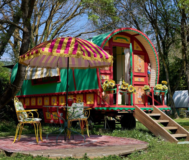 Buitenzitje bij bowtop wagen Appel in de tuin van 123 Olé