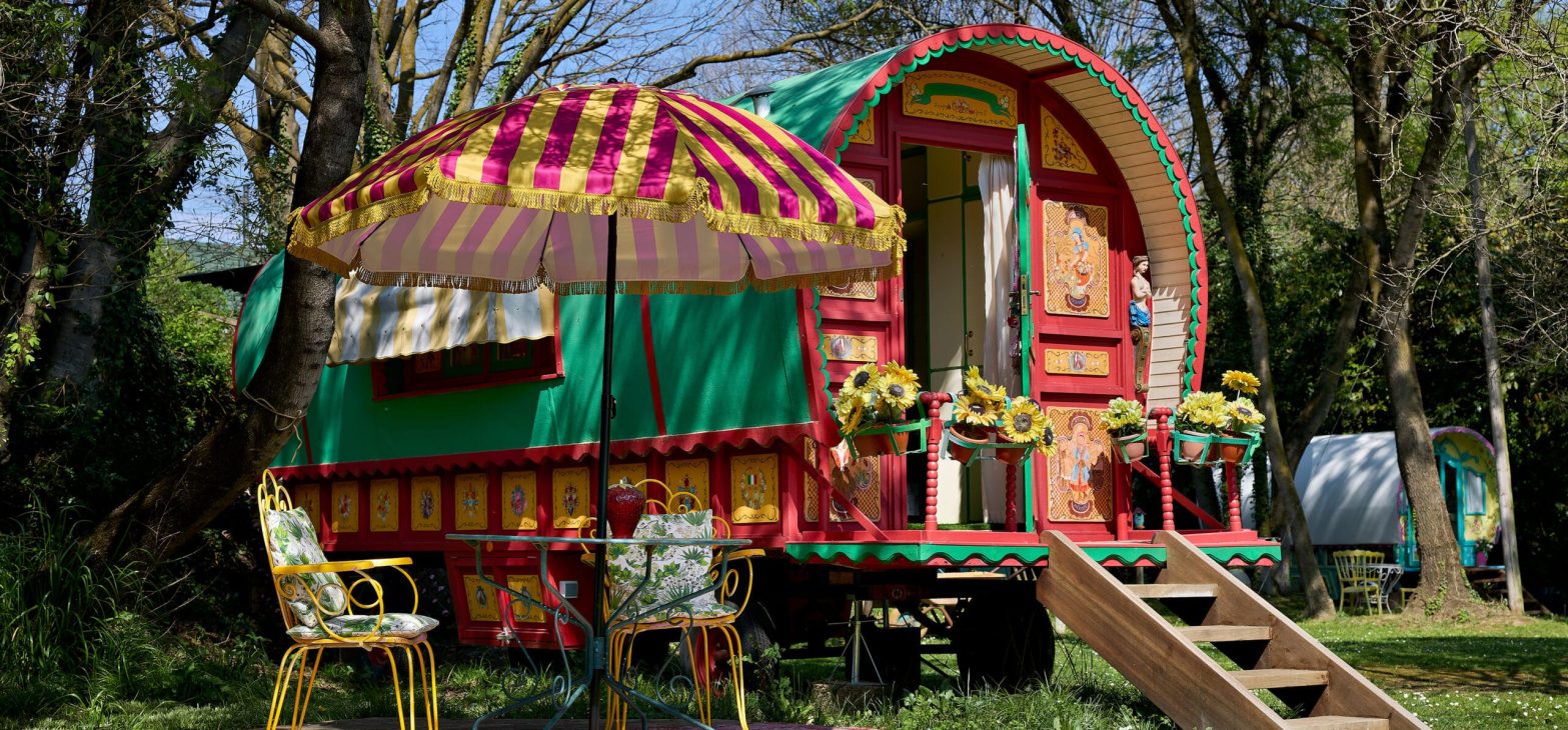 Buitenzitje bij bowtop wagen Appel in de tuin van 123 Olé