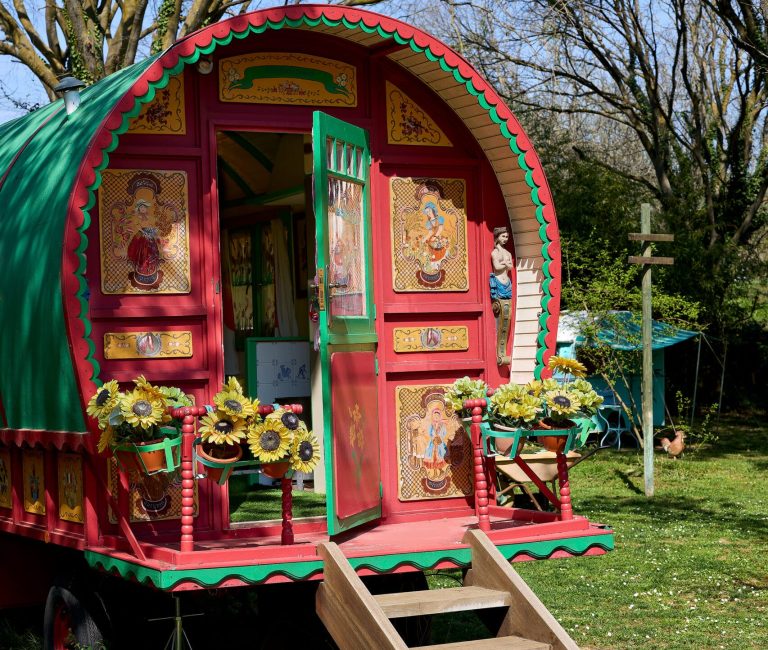 Bowtop wagen Appel in de tuin van 123 Olé in Spanje
