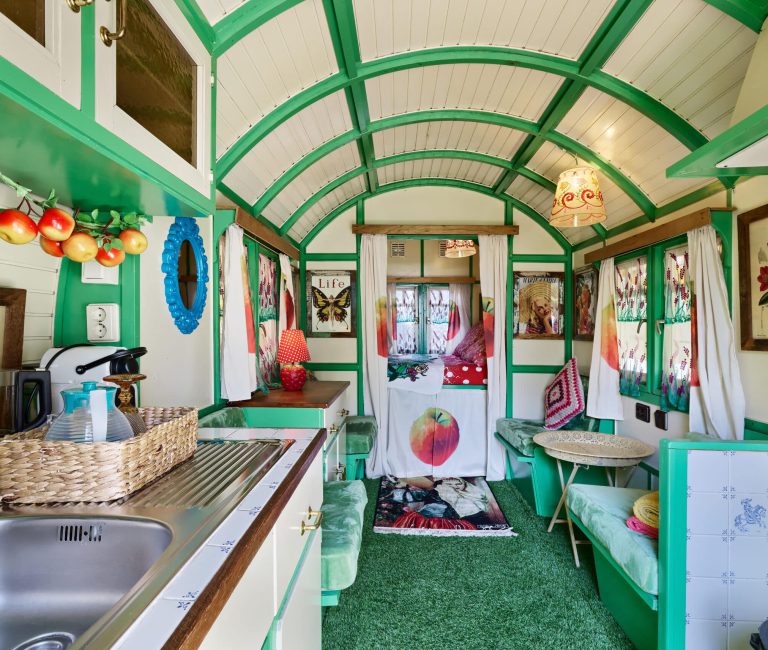 Bowtop wagen Appel in de tuin van 123 Olé in Spanje