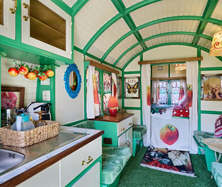 Interieur van bowtop wagen Appel in Spanje