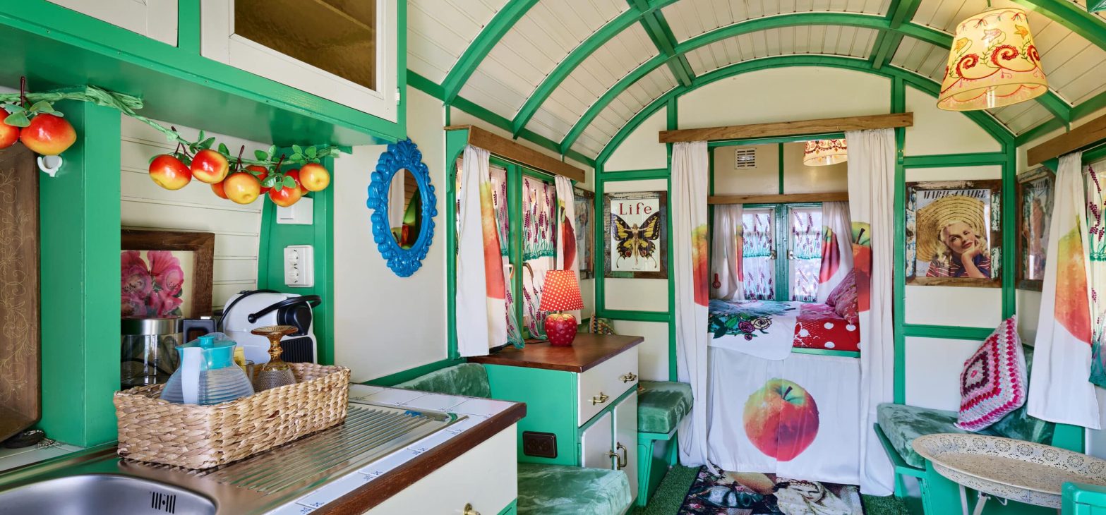Interieur van bowtop wagen Appel in Spanje