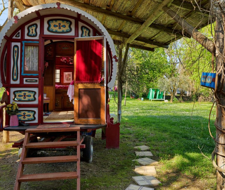 Authentieke rode woonwagen van Rode Weide in Spanje