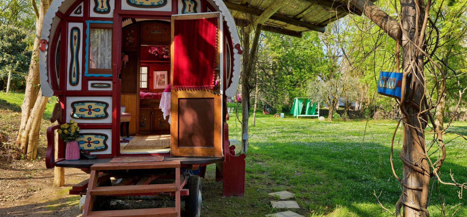 Authentieke rode woonwagen van Rode Weide in Spanje