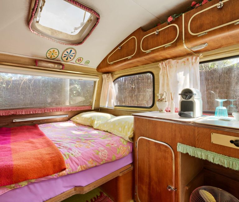 Vintage lichtroze caravan van Rode Weide bij 123 Olé in Spanje