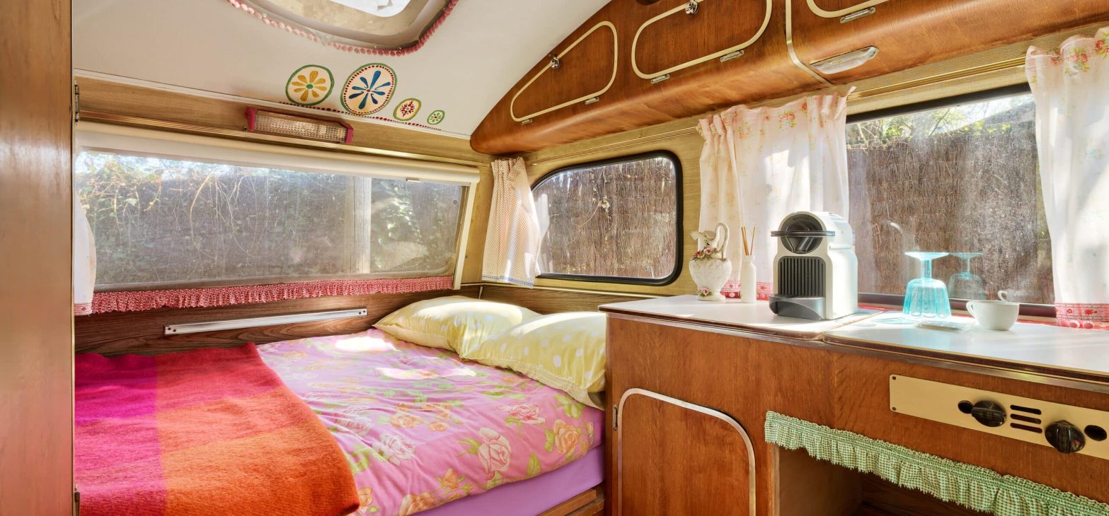 Vintage lichtroze caravan van Rode Weide bij 123 Olé in Spanje