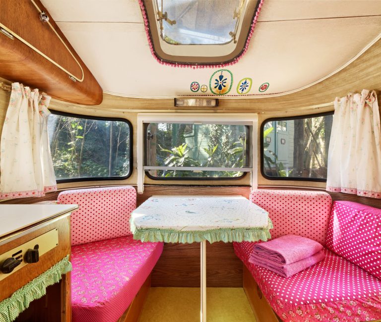 Vintage lichtroze caravan van Rode Weide bij 123 Olé in Spanje